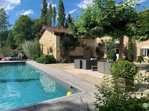 Chambres d'Hôtes avec piscine à 10 min de Bourg en Bresse - Ain - LE MOULIN DE LONGCHAMP (Chambres d'Hotes avec piscine a 10 min de Bourg en Bresse - Ain - LE MOULIN DE LONGCHAMP) in Macon