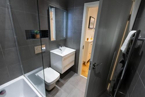 Baño, Thorpe Road 1 Bed Apartment with Parking in Norwich International Airport