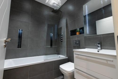 Baño, Thorpe Road 1 Bed Apartment with Parking in Norwich International Airport