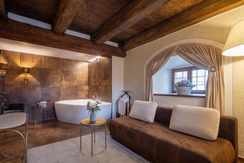1 queen bed, 1 sofa bed