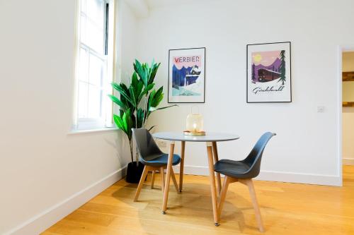 Modern and Spacious 1 Bed Apartment City Centre - Tap to explore photos