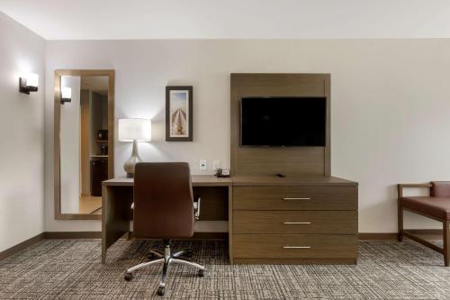 Comfort Inn - image 11