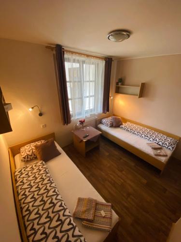 2 twin beds