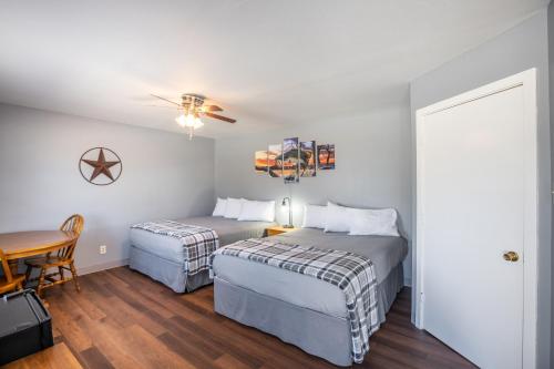 . Fresh Catch Cabin #1 Heated Pool Game Room with Pool Table