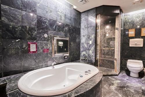 Bathroom, Holiday Motel - Wunjhong Branch in Rende District