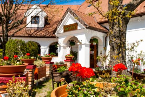 . Gastland M1 Hotel & Conference Center