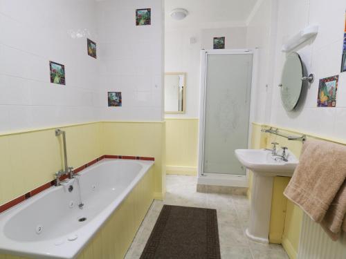 Garth House Apartment 1 - image 14