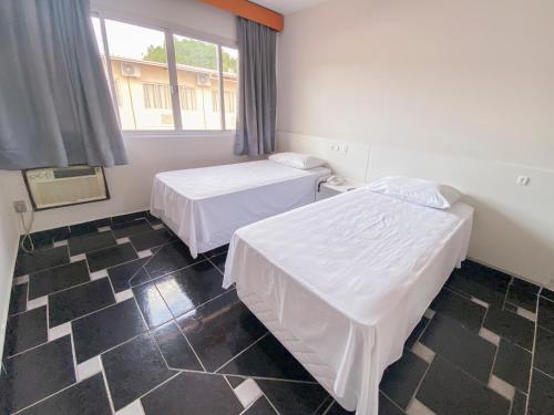 Standard Twin Room image 4