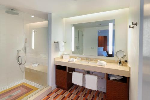 King Room with Balcony image 3