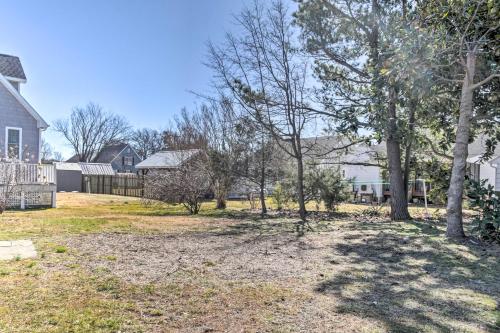 Chincoteague Island Cottage about 2 Mi to Beaches