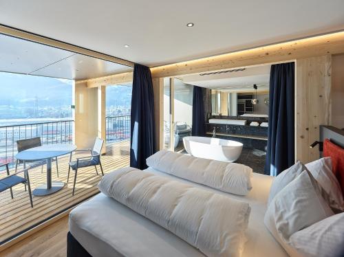 1 queen bed, 2 sofa beds