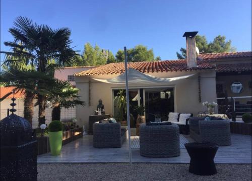 Magnifique villa avec piscine Village de Mimet gîte à louer Biver