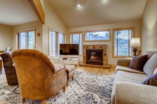 Snowy Paws at Eagles Nest Townhome in Silverthorne, USA