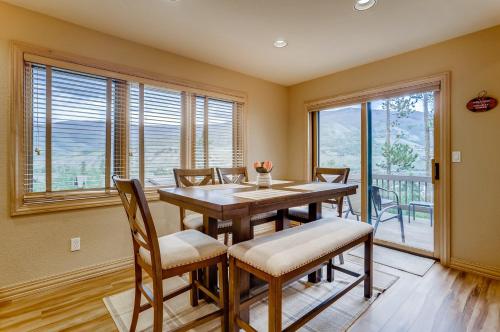 Snowy Paws at Eagles Nest Townhome in Silverthorne, USA