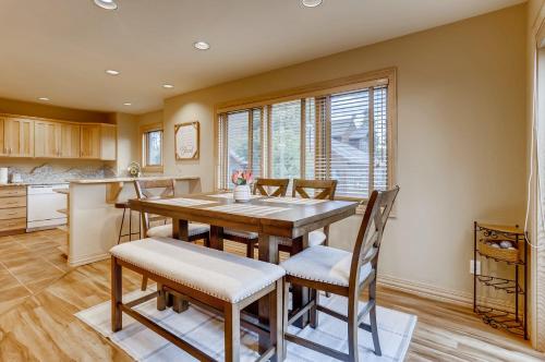 Snowy Paws at Eagles Nest Townhome in Silverthorne, USA