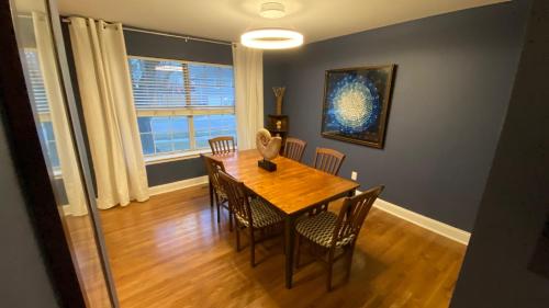 Here It Is! Cool Cape Cod-3 BR-2.5 Bath-12 Guests in Olathe, USA