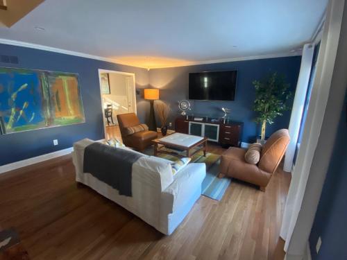 Here It Is! Cool Cape Cod-3 BR-2.5 Bath-12 Guests in Olathe, USA