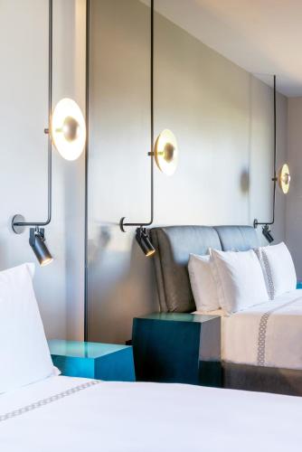 Accessible 1 King Bed ADA With Tub