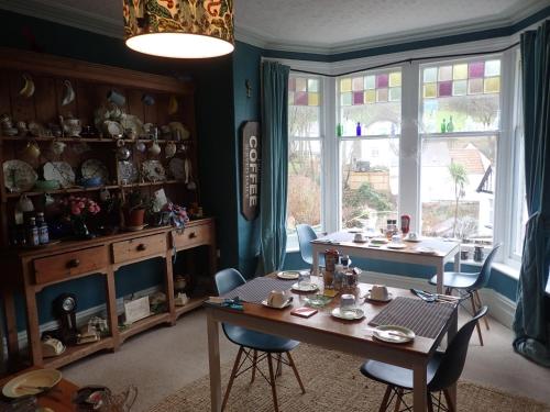 طعام و مشروبات, Newberry Beach Lodge in كومبي مارتين