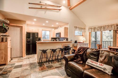 Twin Elks Lodge C11 Condo Ski In Stroll to Main Street in Breckenridge, USA
