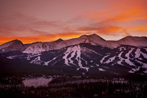 Timbernest Summit Escape: Beautiful Updates, Great Location – Breckenridge, CO