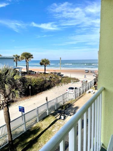 Coastal Cozy - Ocean View at Symphony Beach Club in Ormond Beach, USA