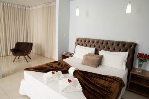 1 king bed, 1 sofa bed