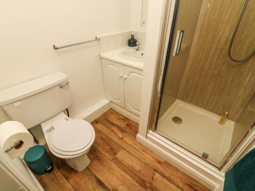 Whitefriars Lodge Settle - image 2