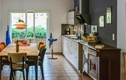 virtuve, Awesome Home In Berlou in Berlou
