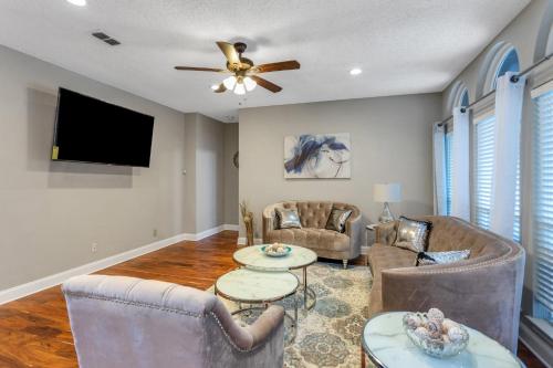Discount Included! Stunning, Modern, Spacious Getaway fits any group, 2 game rooms, Hot tub home