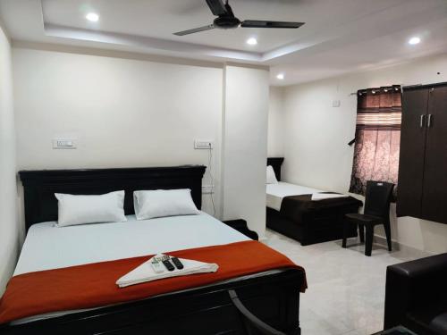 1 king bed, 1 twin bed