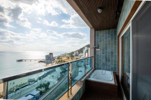 Balcony/terrace, SongJeong Olla Hotel                                                                        in Songjung-ri