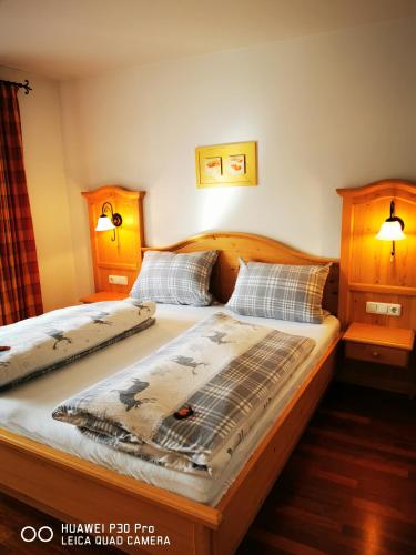 1 queen bed, 1 sofa bed