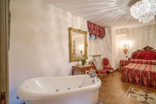 Navona Gallery Suites - image 6