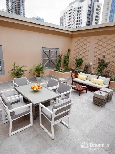 Dream Inn Dubai Apartments - Claren Downtown Private Terrace - image 2