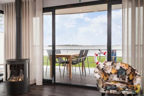 Welcome in - Houseboat 'Elysium' met eigen aanlegsteiger Sneek - Offingawier in Offingawier