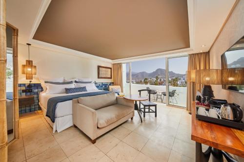 2 twin beds, 1 sofa bed