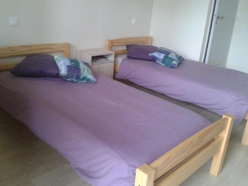 2 twin beds