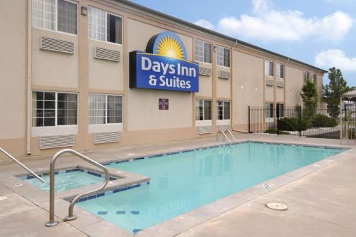 Days Inn & Suites by Wyndham Wichita