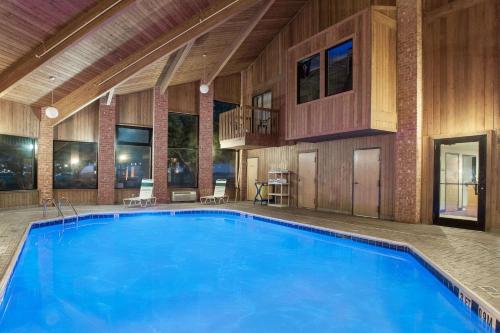 Baymont Inn & Suites by Wyndham San Marcos - image 13