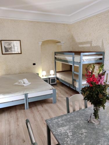 1 queen bed, 1 bunk bed