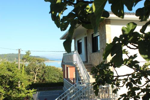  Bonita vivenda con jardín en playa Aguieira in Porto do Son