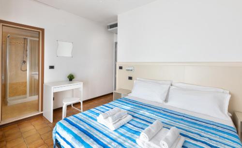 1 queen bed, 1 twin bed