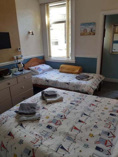 1 double bed, 1 twin bed