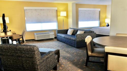 Holiday Inn Hotel & Suites Overland Park-Convention Center, an IHG Hotel