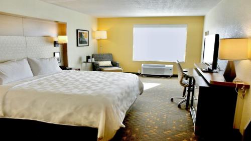 Holiday Inn Hotel & Suites Overland Park-Convention Center, an IHG Hotel