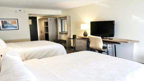 Holiday Inn Hotel & Suites Overland Park-Convention Center, an IHG Hotel