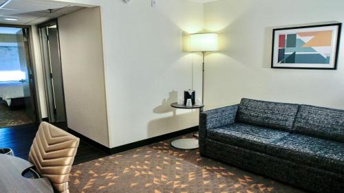 Holiday Inn Hotel & Suites Overland Park-Convention Center, an IHG Hotel