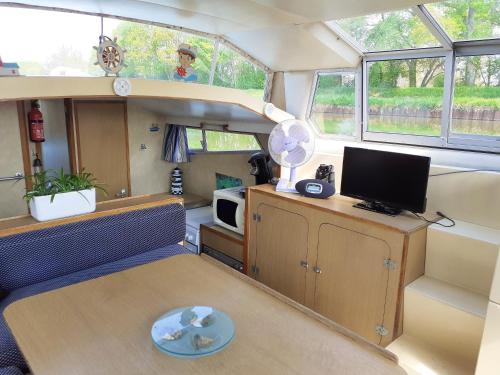 Property with 2 bedrooms in Nevers with wonderful lake view - image 10