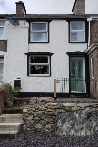 Ieeja, North Wales Cosy Cottage with views near Eryri Snowdonia in Talysarn